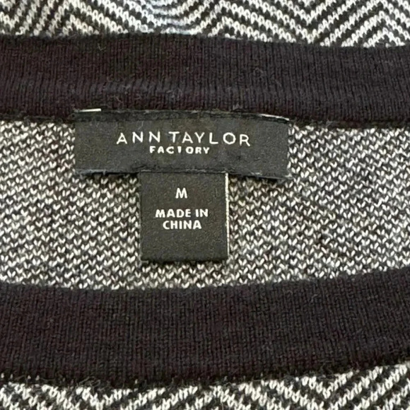 Ann Taylor Factory Women’s Medium Black & White Chevron Print Sweater - Picture 4 of 6